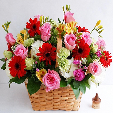 SEASONAL FLOWERS IN THE BASKET 